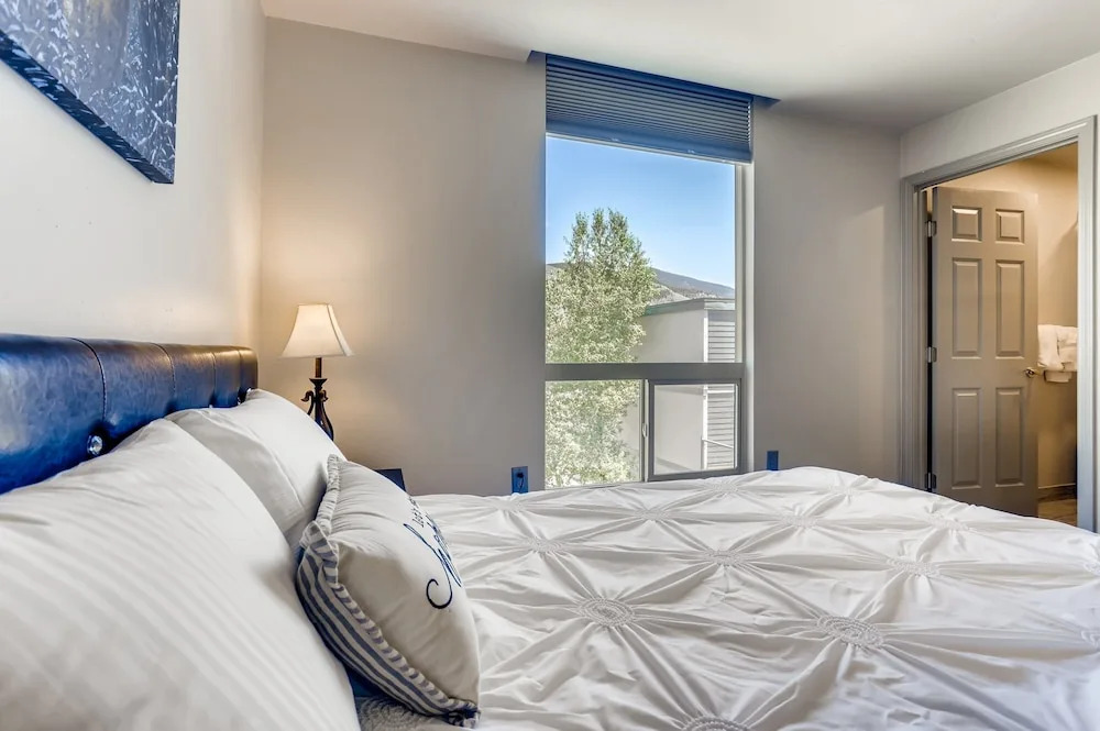 Private Entry, Washer&dryer, Near Town, Lake Dillon! 3 Bedroom Condo by RedAwning