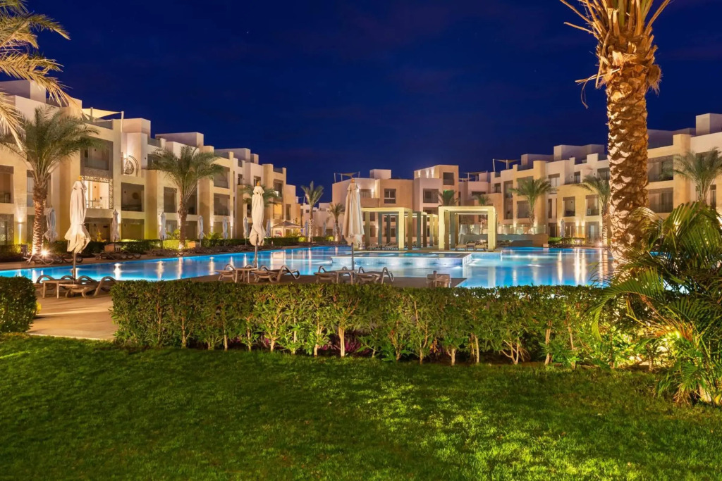 Elegant & Edgy 2 BR w Beach & Pool Mangroovy