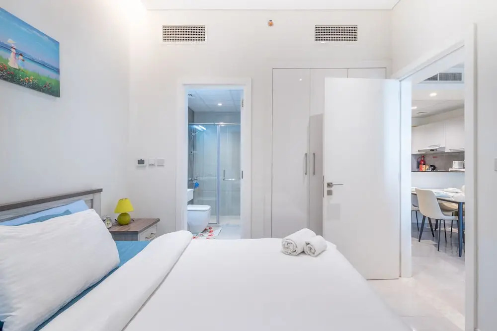 SuperHost - Comfort 1BR Centurion Onyx Retreat with Balcony