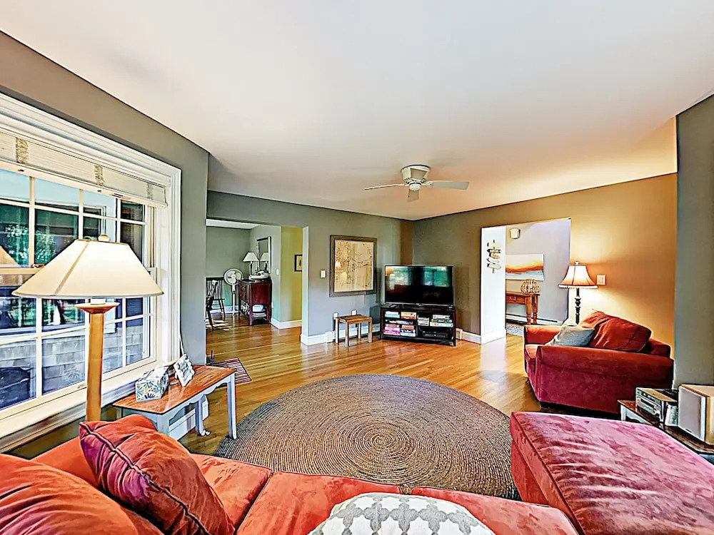 New Listing! Spacious Victorian - Walk To Beach 3 Bedroom Home