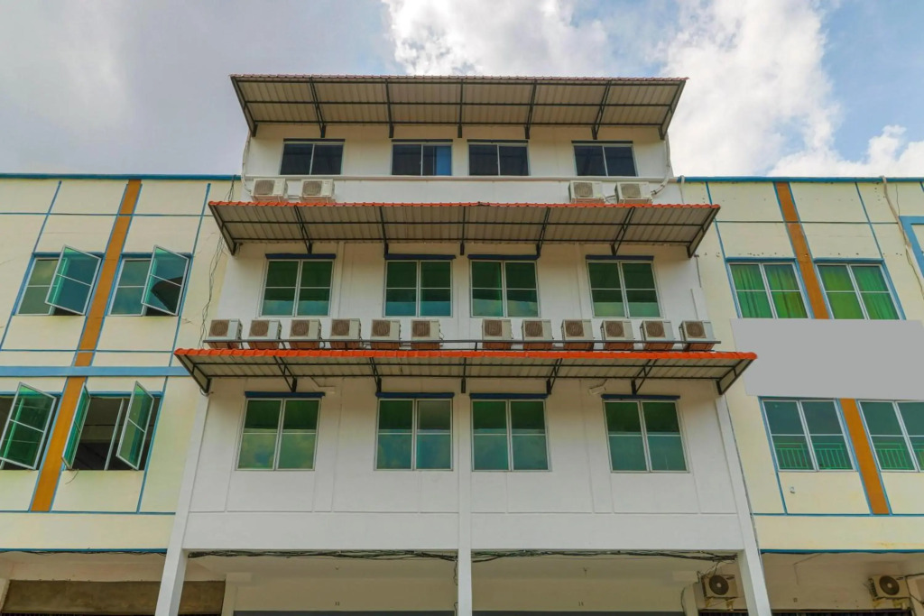 RedDoorz Plus near Kepri Mall