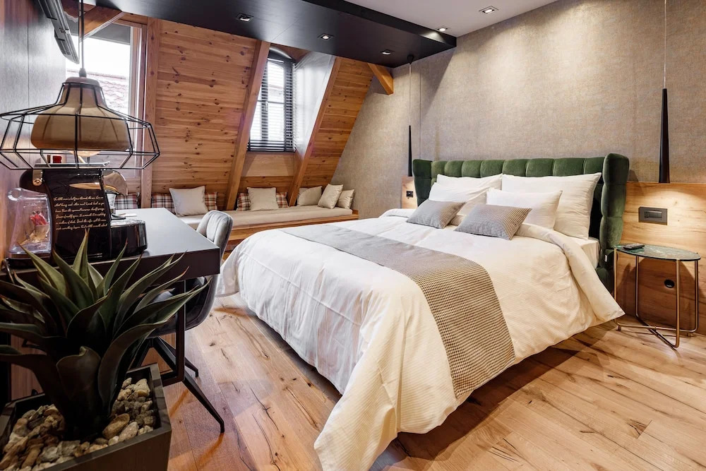 SCHUSTER Boarding House