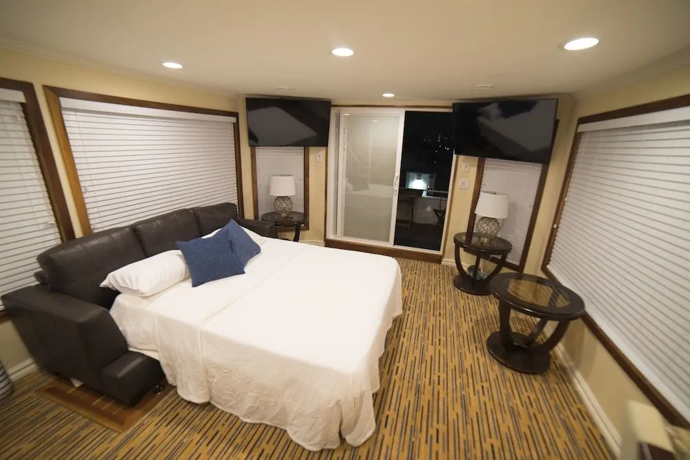 houseboat