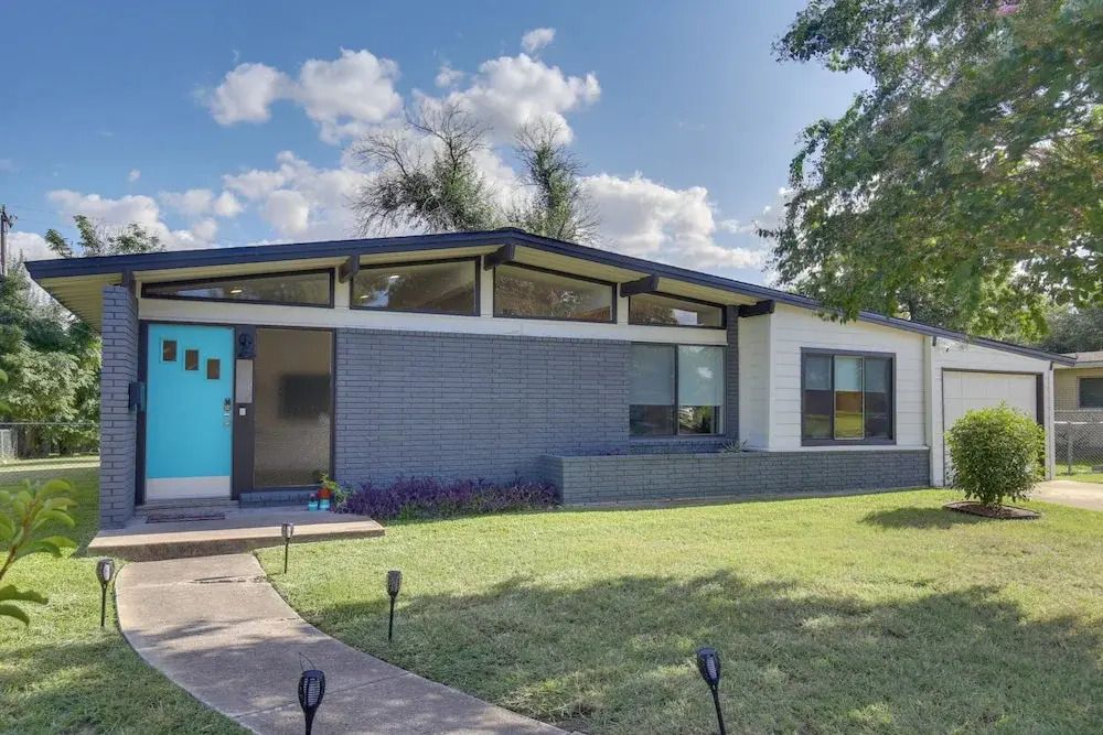 Bright & Modern Texas Getaway - 7 Mi to The Alamo!