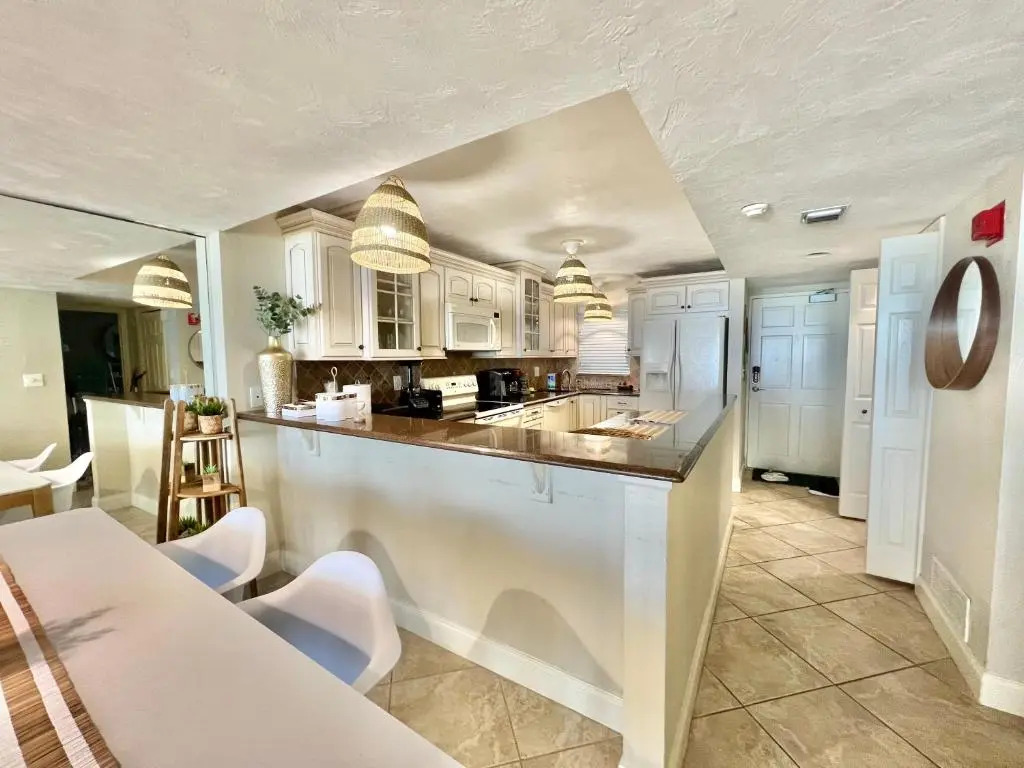 Lovely Ocean front for 5; It sleeps up to 12.
