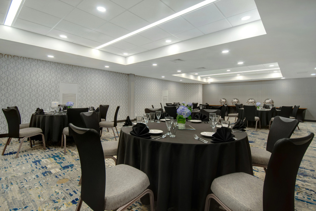 Embassy Suites by Hilton Detroit Metro Airport