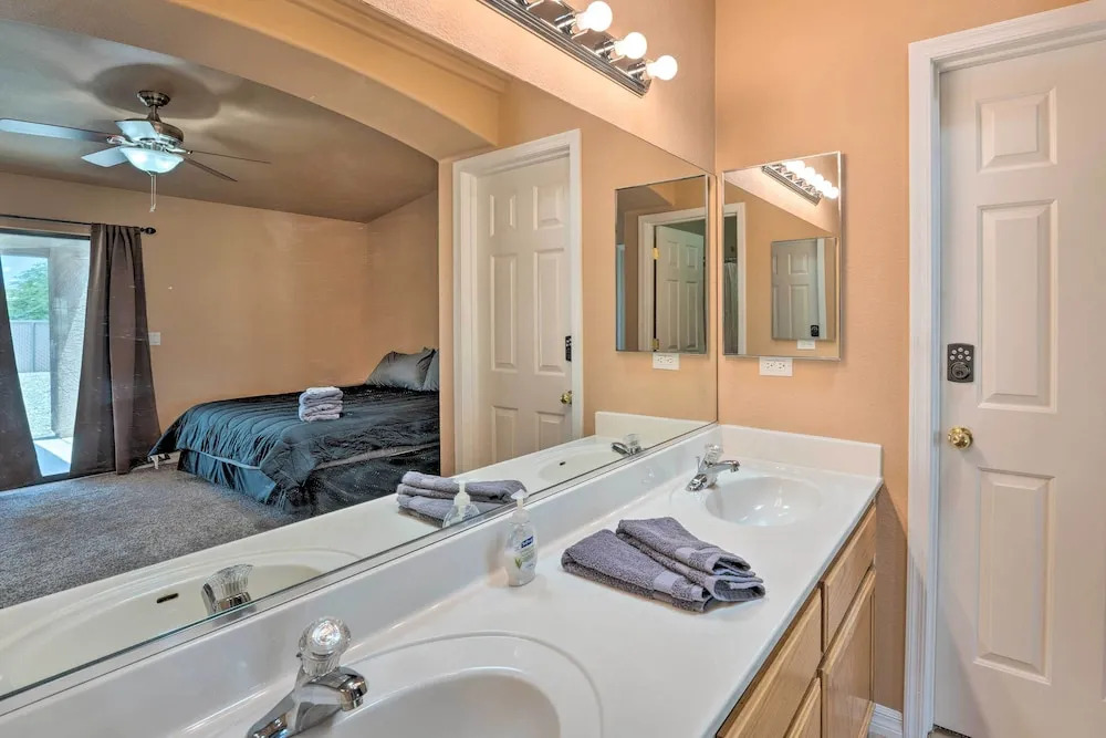 5 Mi to Beach & Marina: Lake Havasu Getaway!