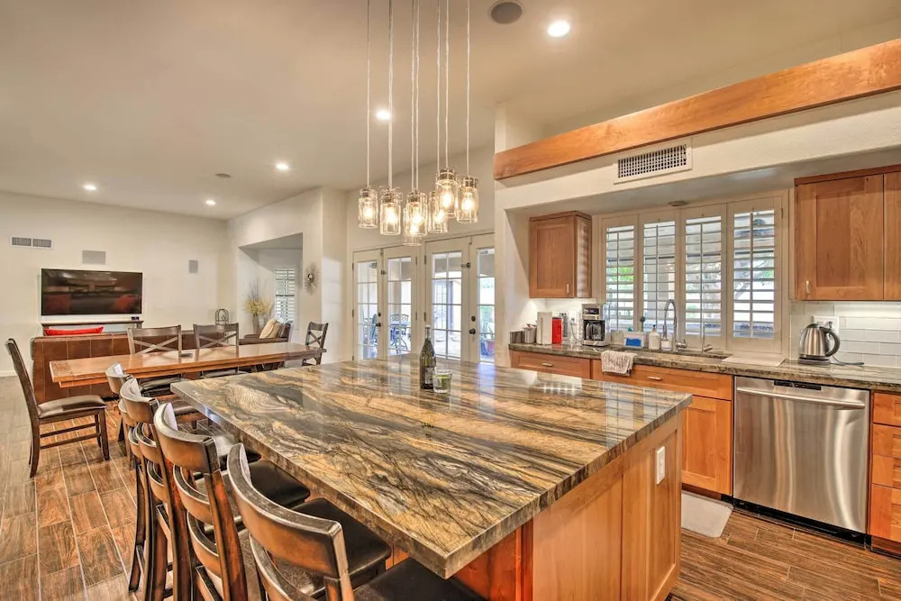 11 Mi to Phoenix: Tempe Escape w/ Patio & Bar!