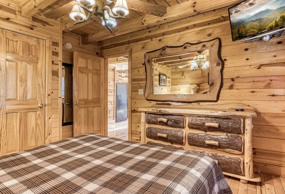 The Wildlife Lodge - Great Location! Close To Tanger Outlets! 5 Bedroom Cabin by RedAwning