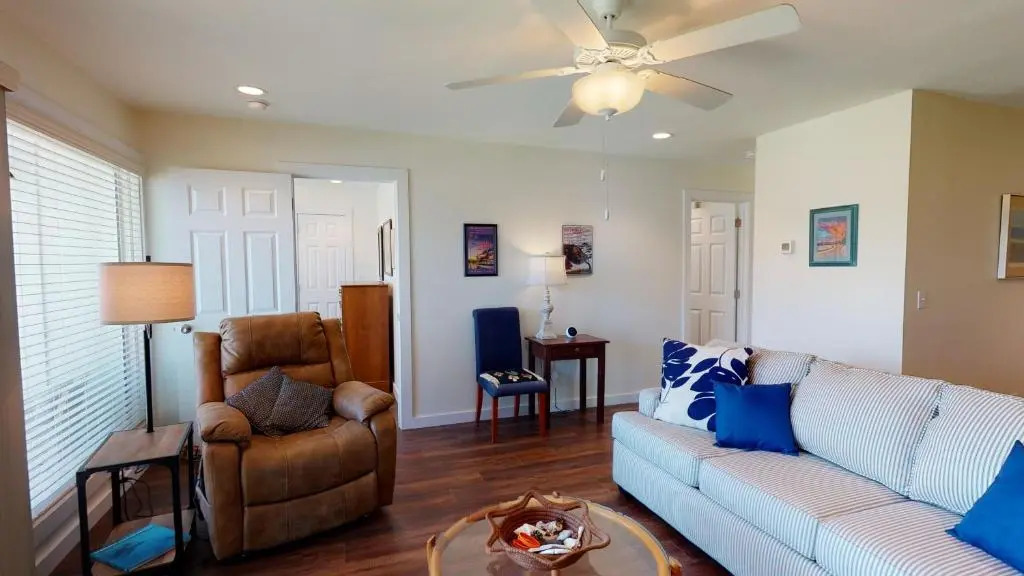AH-F120 Newly Remodeled Bottom Floor Condo, Shared PoolHot Tub, Near Marina & Ferry