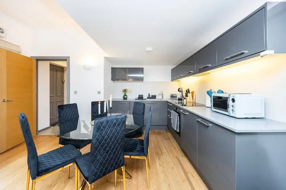 2 Bed 2 Bath Deluxe Flat in Kensington