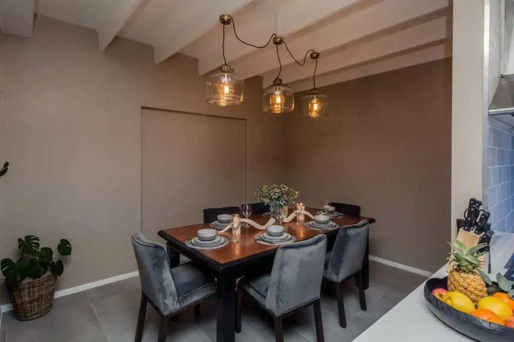 Chateau Libertas - Brand NEW family home with pool
