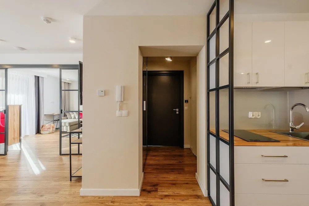 REZYDENCJA ORNAK 5 - stylowe apartamenty z balkonami i jacuzzi, 5 min pieszo do Krupówek, IZBY PODHALAŃSKIE