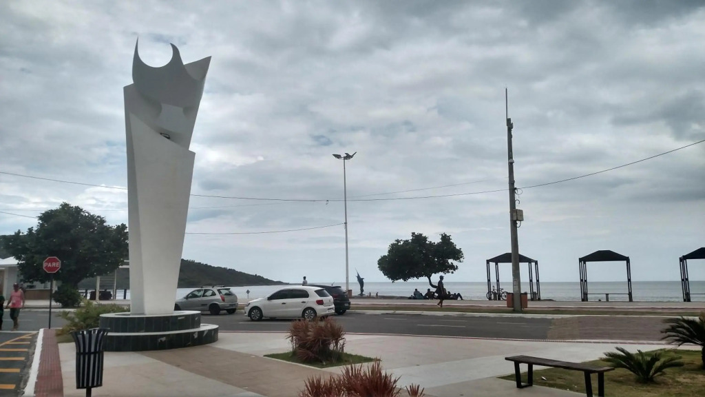 Apartamento vista para o mar, com suíte, elevadores e garagem
