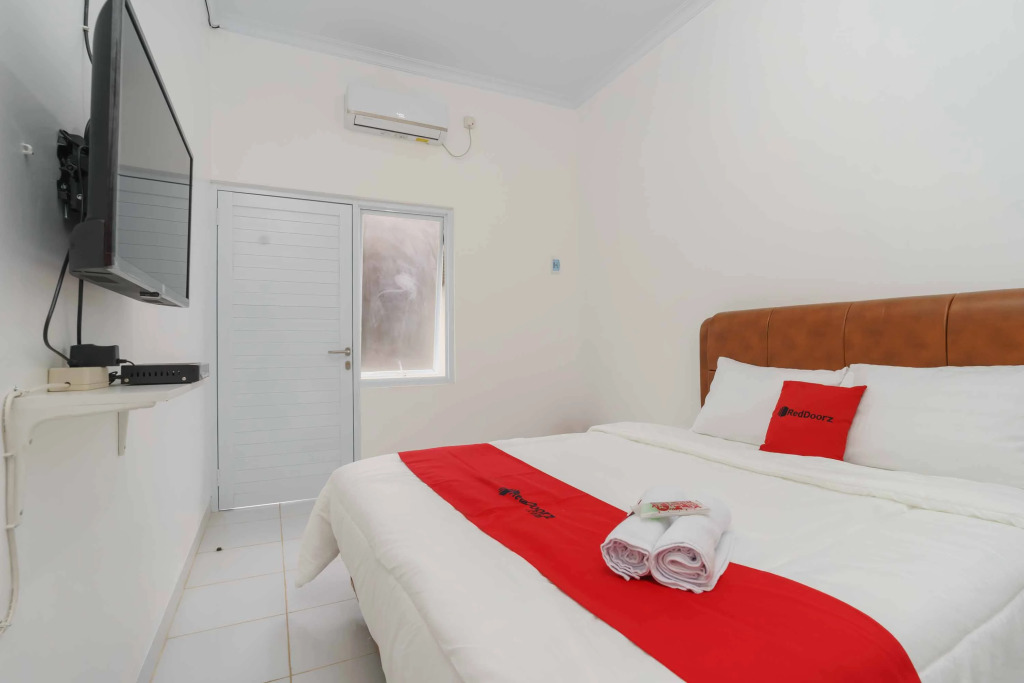 RedDoorz Syariah near Exit Toll Jatiwarna 2