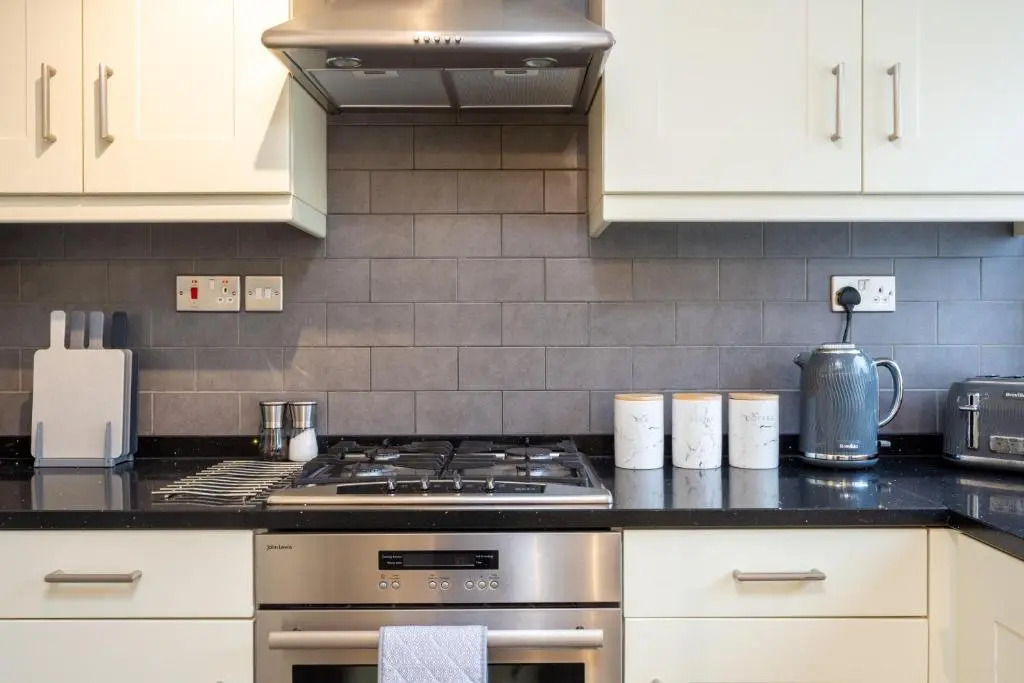 Treetops House -Luxury modern 4-bed, sleeps 10 -Solihull, JLR, NEC, Resorts World, Birmingham Airport, HS2