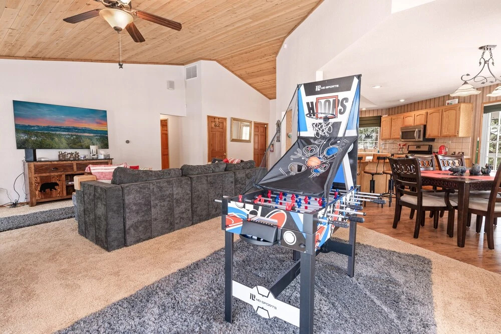 Peniche's Cabin -free Ski/snowboard Rental! -3br/2ba/foosball/wifi/smart Tvs/fenced Yard 3 Bedroom Home