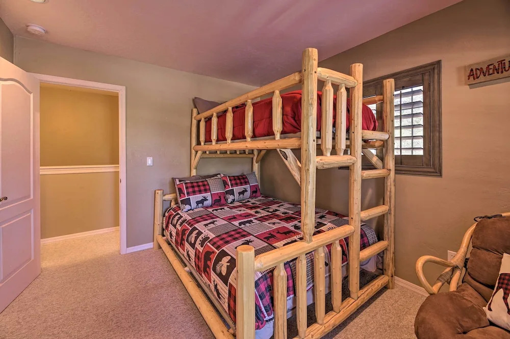 4 Mi to Woodland Lake: 2-story Home w/ Grill