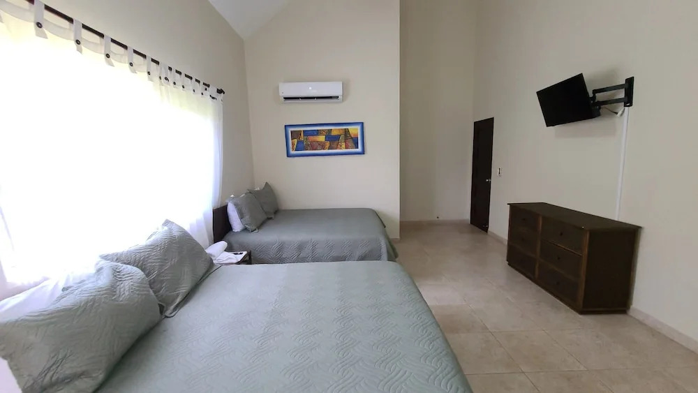 Villa Hermosa a Spacious Villa Close to Downtown