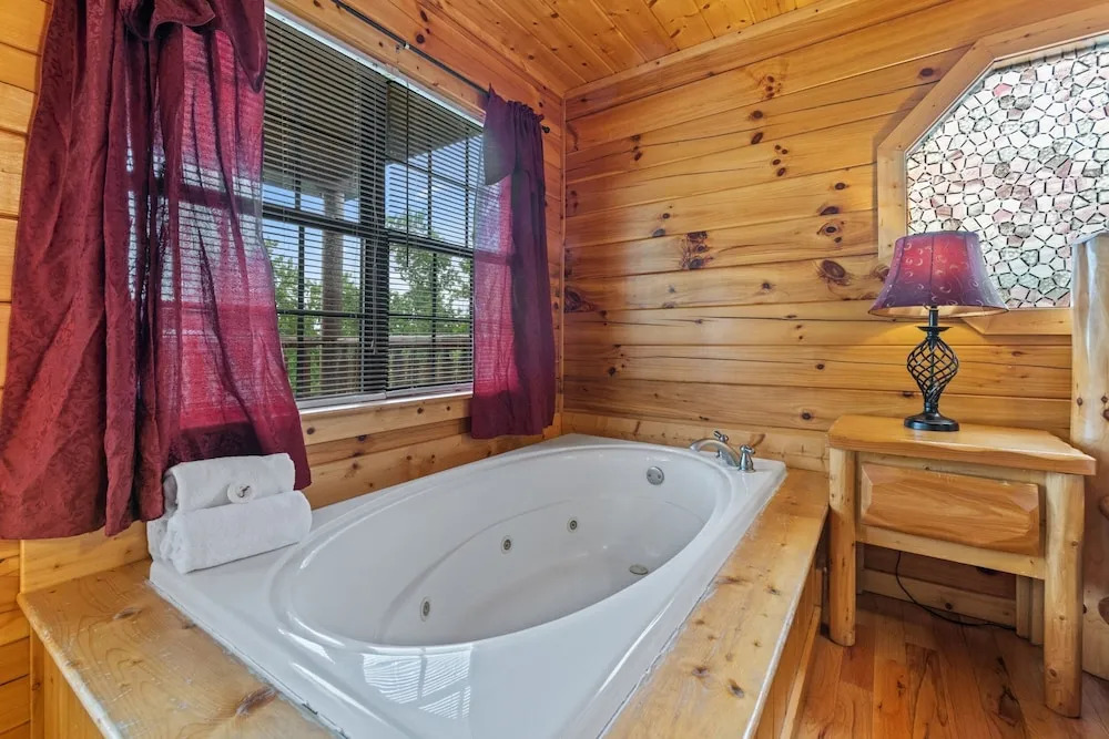 Panoramic View 6 Bedroom Cabin by RedAwning