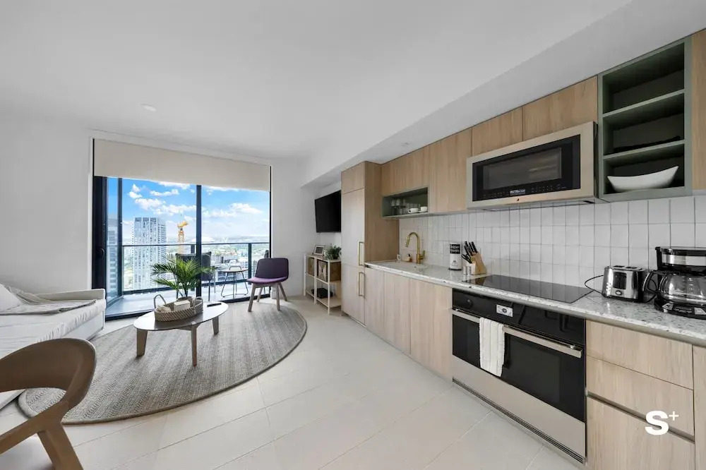 Luxe 1-BR with Stunning Downtown Views