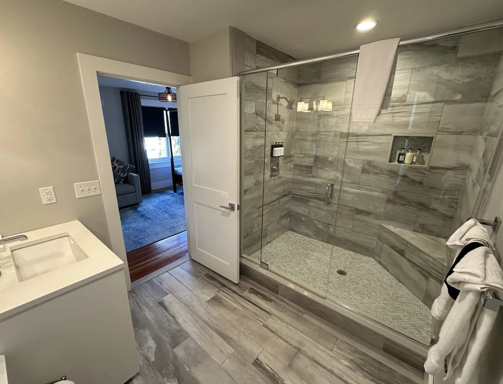 Contemporary 1 Bed/ 1 Bath On Historic Pelham St 1 Bedroom Home