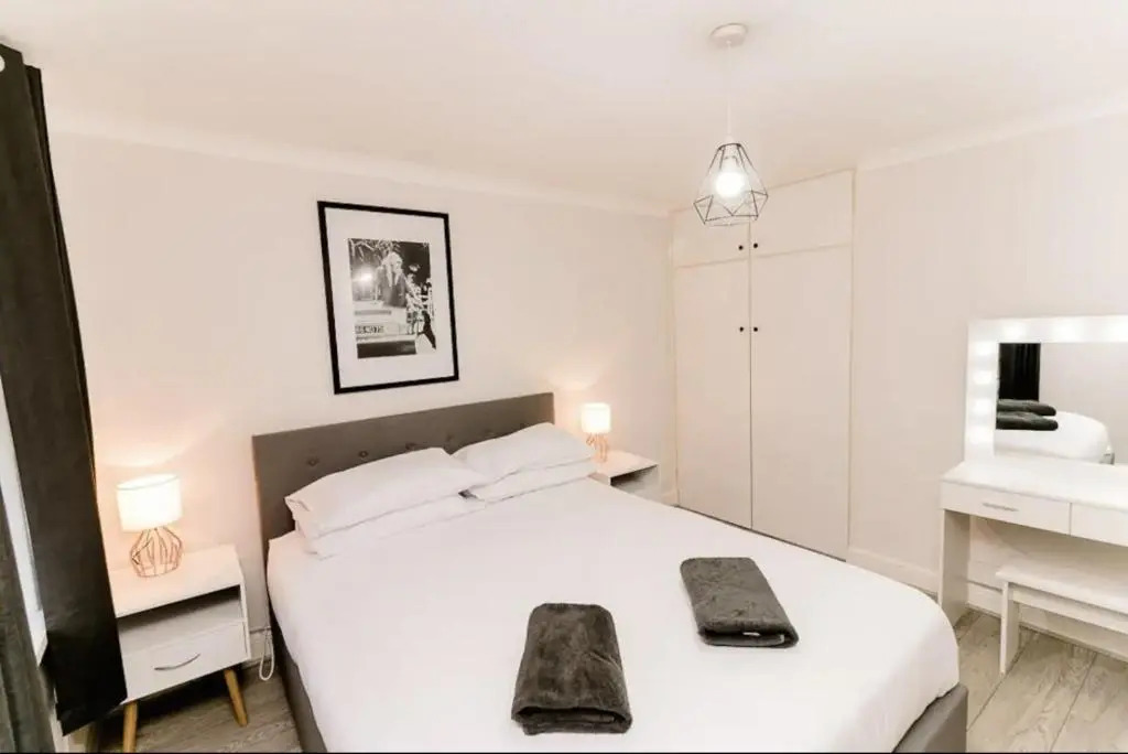 Large Stunning City Centre House With Cinema Room