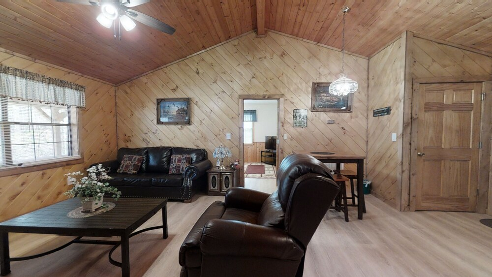 Little Mountain Hideaway 2 Bedroom Cabin by Redawning