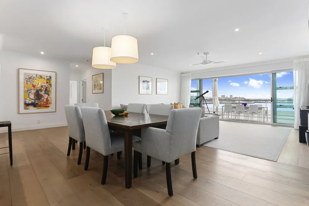 Light and spacious w incredible harbour views