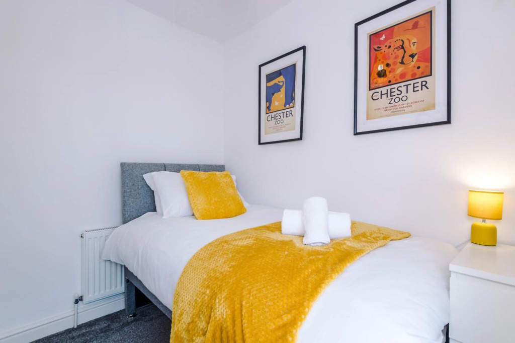 Stylish 2-bed home in Chester City-Centre by 53 Degrees Property, ideal for Couples & Small groups, Great Location - Sleeps 5