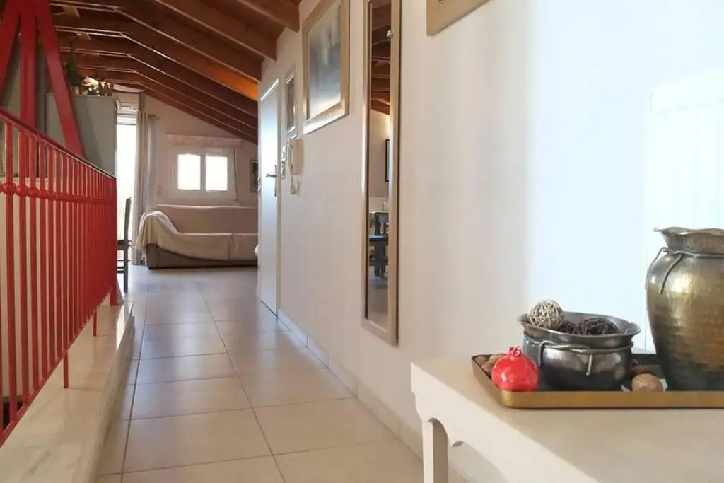 New independent loft, 360⁰ view, 5' beach/center