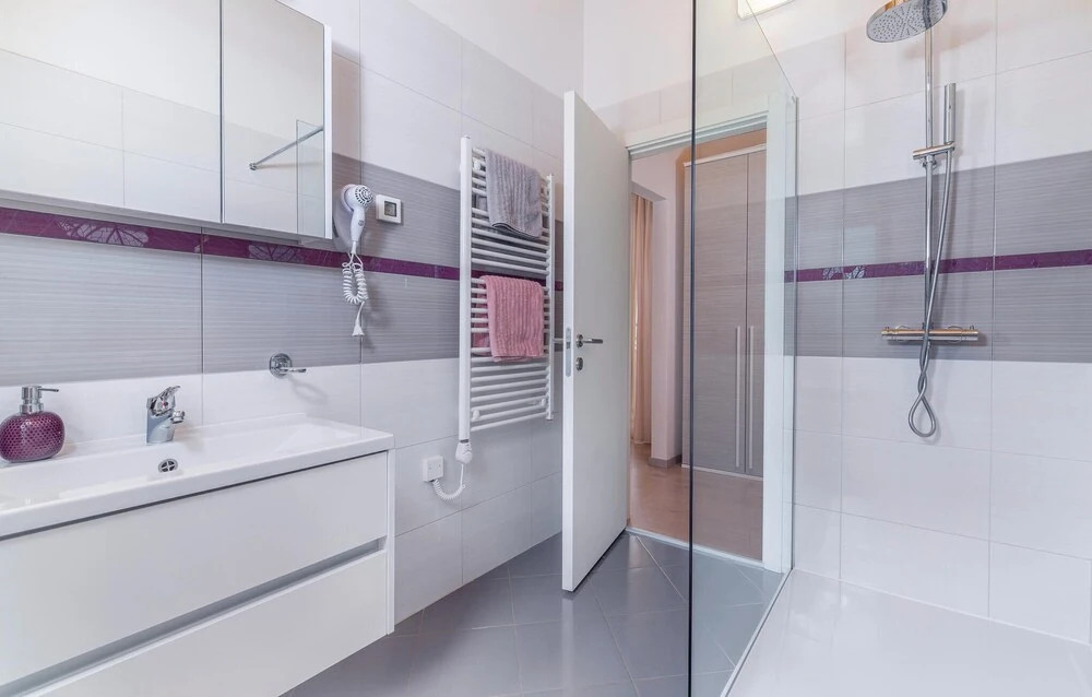 Awesome Home in Stinjan with Hot Tub, WiFi & 4 Bedrooms