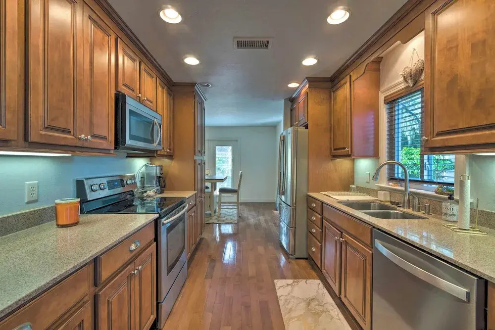 Bright Sarasota Bungalow - 5 Mi to Siesta Beach!