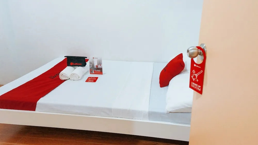 RedDoorz Plus near Talisay Town Center