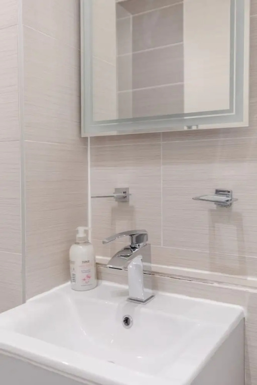 Inviting 2BD Flat 15 Minutes From Regents Park!