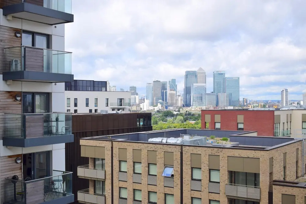 Stunning 2 Bed Home + Balcony Overlooking Thames
