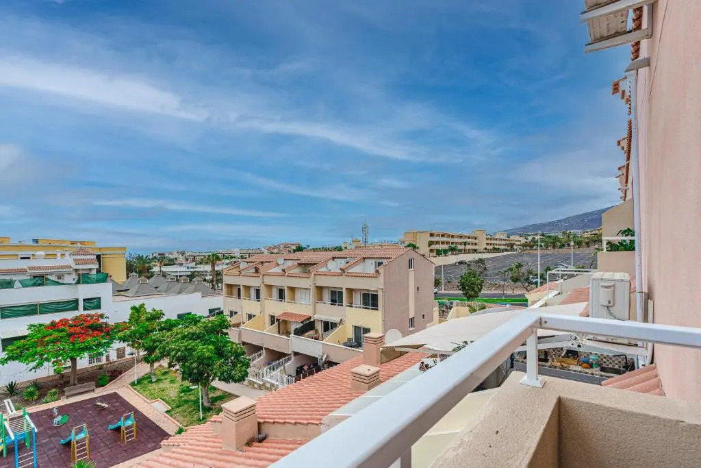 YELLOW 3 bedroom large apartment for 10 guests