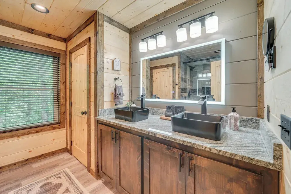 Upscale Broken Bow Cabin: Hot Tub & Fishing Pond!
