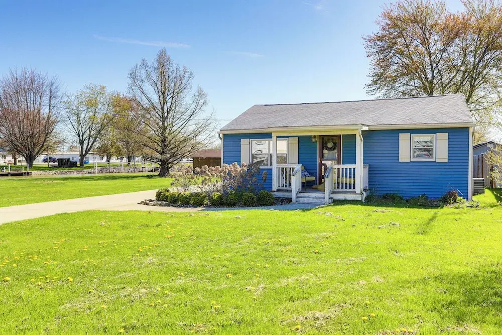 Waterfront Port Clinton Cottage w/ Fire Pit!