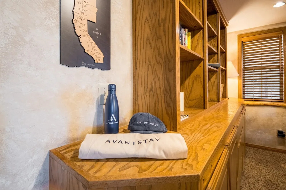 Water's Edge Estate by Avantstay Large Lakefront Cabin w/ Dock and Hot Tub