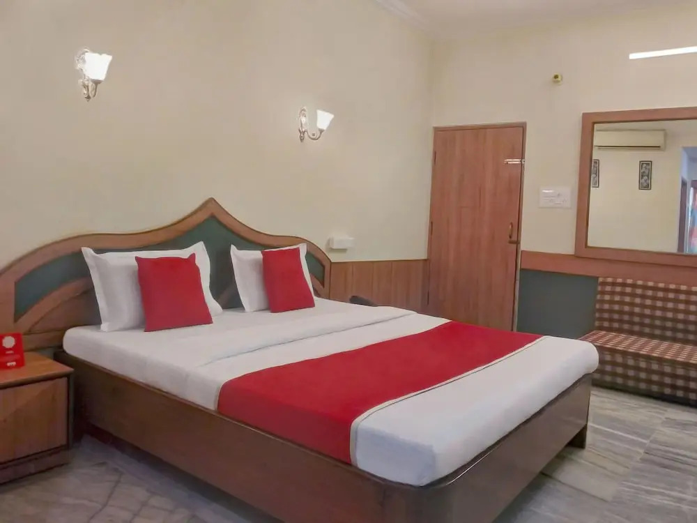 OYO 11093 Hotel Rathod Suites