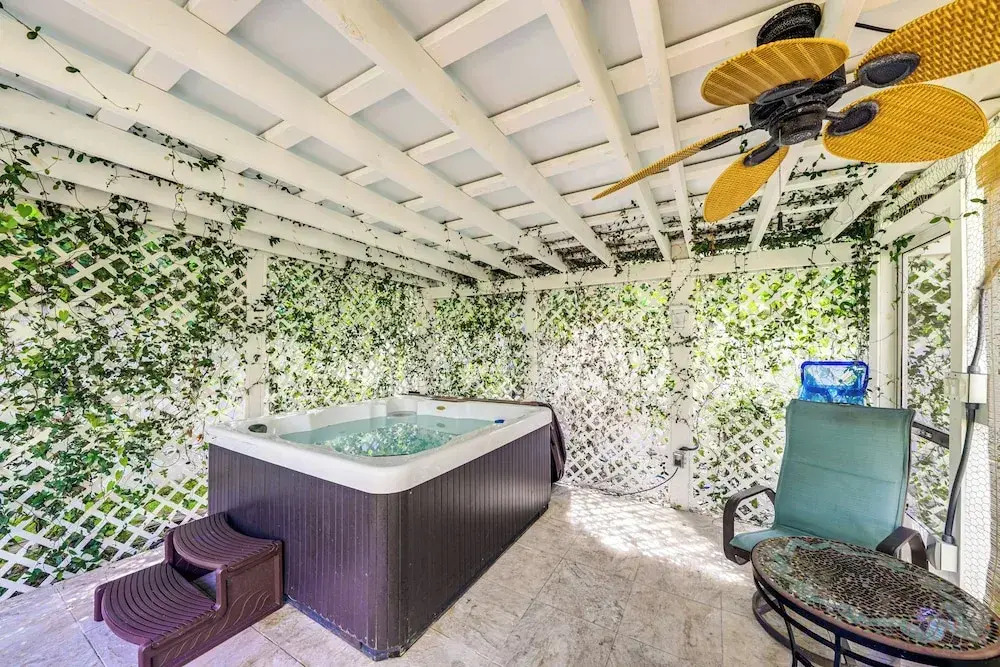 Walk to Las Olas! Old Florida Oasis w/ Hot Tub