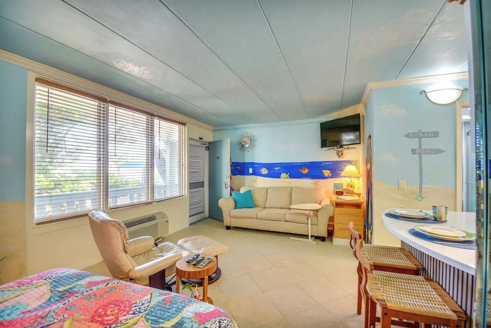 Colorful Virginia Beach Studio - Steps to Beach!