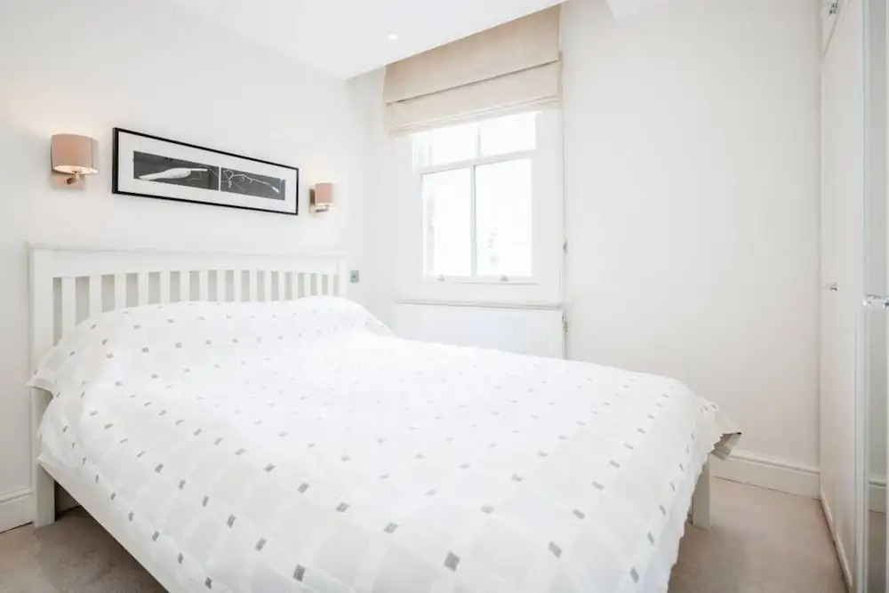 Light 2 Bedroom Flat With Roof Terrace