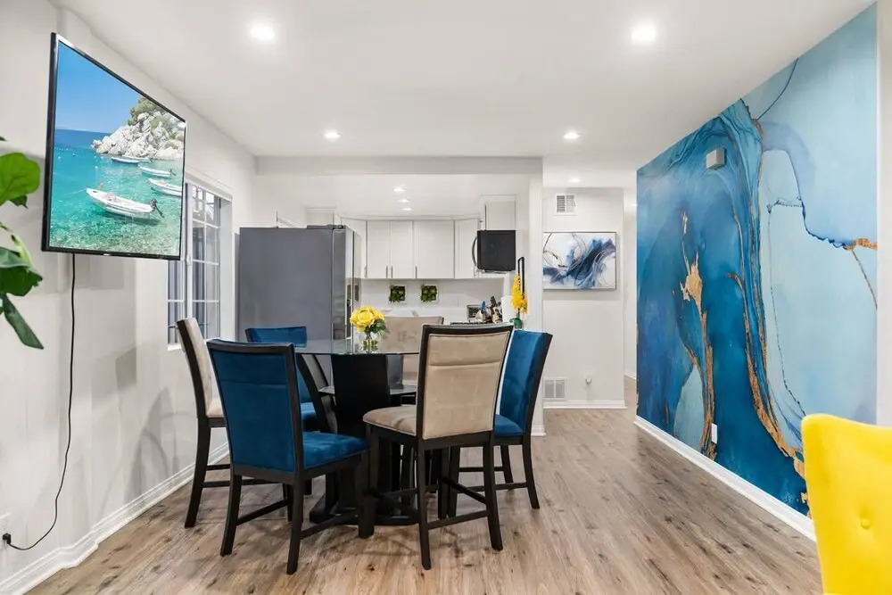 The Avalon - Modern Colorful w Private Parking