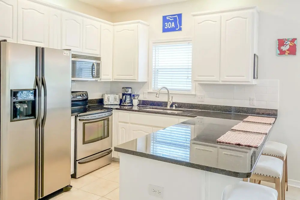 Pet Friendly - 2 Community Pools - Modern Beach House Charm