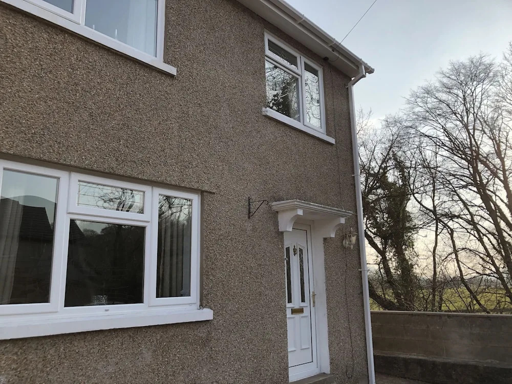 3 Bed House - Sleeps 6 - Parking - Garden - WIfi