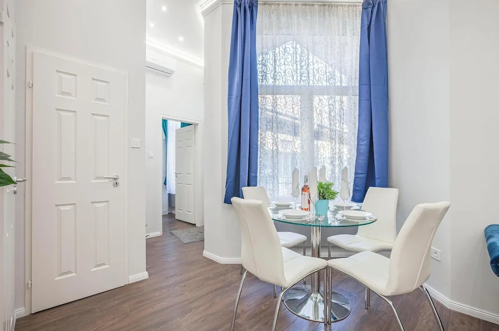 Quiet Downtown Haven  2Br | A/C | Free Parking