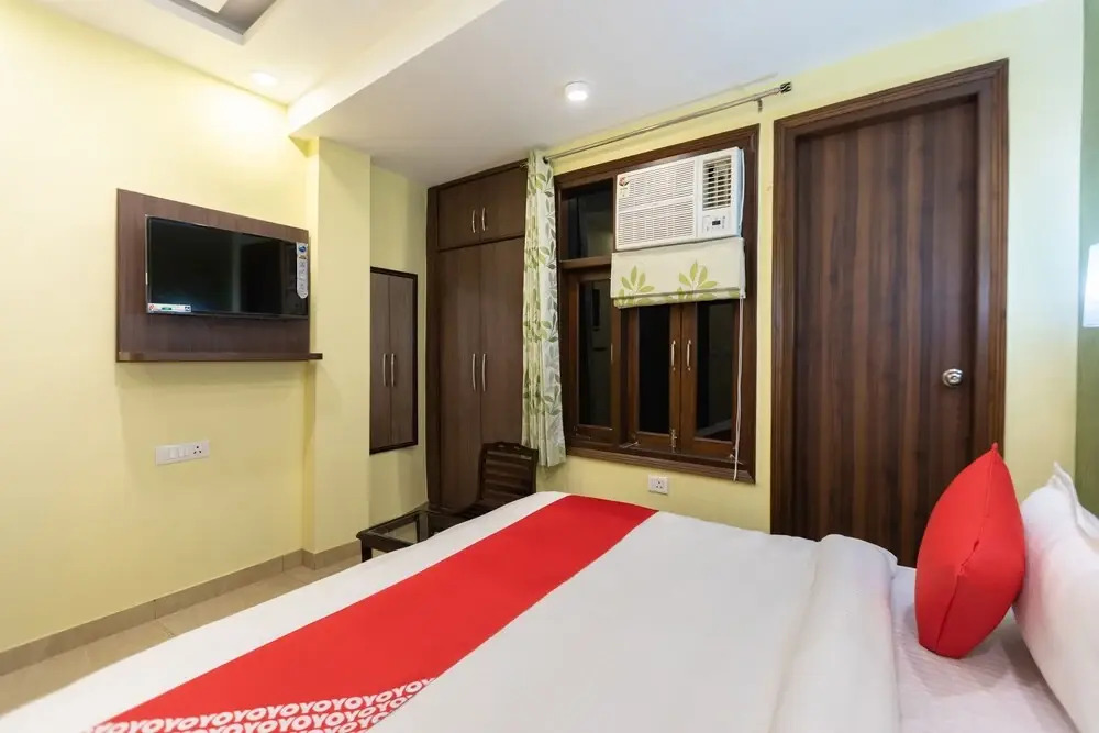 OYO 29932 Hotel R S Plaza