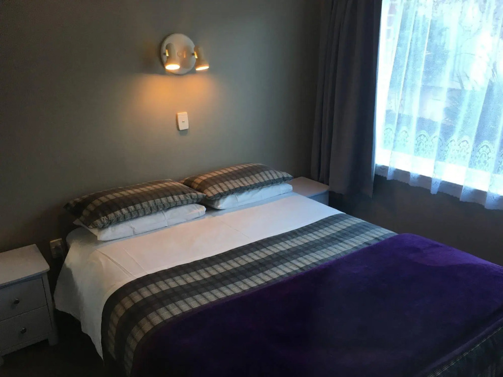 Manor on the Park Backpackers